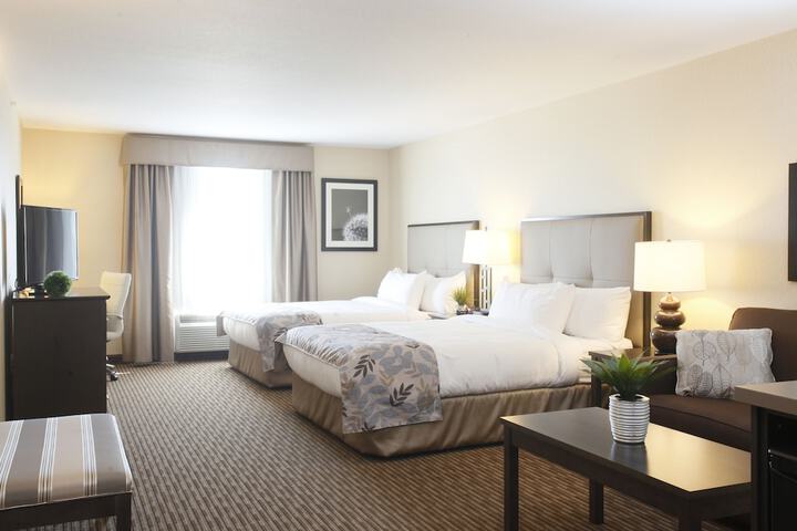 Pomeroy Inn & Suites at Olds