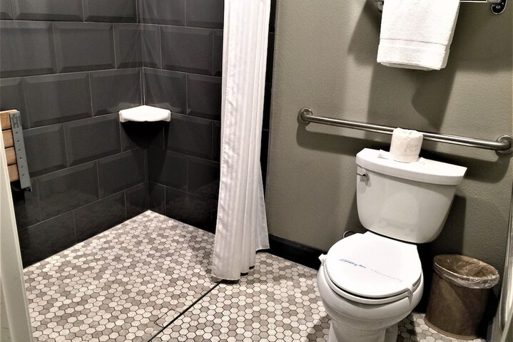 Room 28 of 61