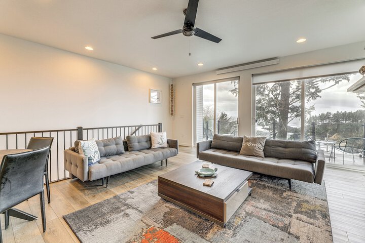 Depoe Bay Townhome w / Deck & Stunning Ocean Views!