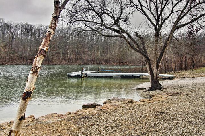 Stockton Lake Escape w / Kitchen Half Mile to Lake