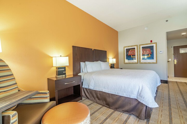 Room 10 of 28