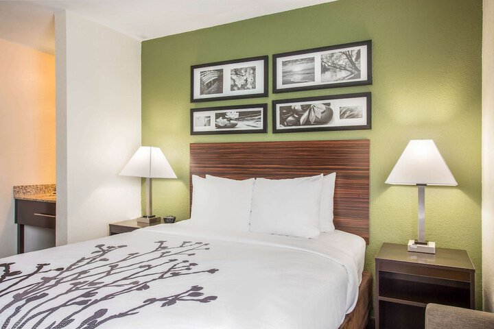 Room 9 of 28