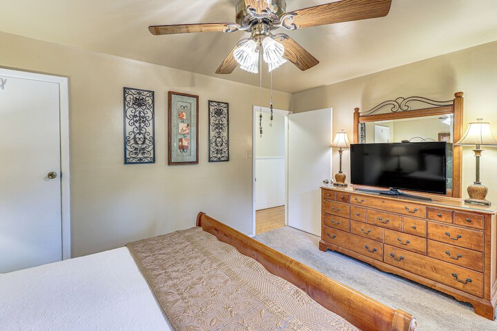 Sunroom & Yard: Charming Hot Springs Home!