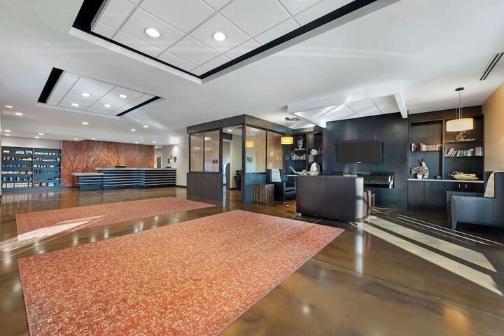Best Western Plus Lakeview Hotel
