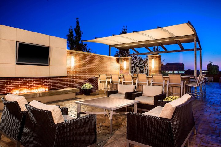 Lounge 45 of 53