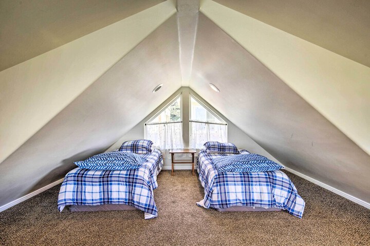 Oceanfront Cottage W / deck & Secluded Beach Access!