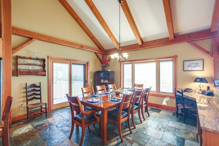 Lake View Champlain Home w / Hot Tub & Sauna!