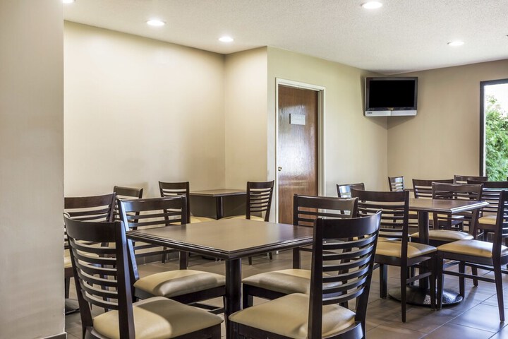 Comfort Suites near I-80 and I-94