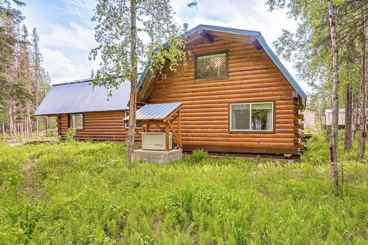 Roomy Log Cabin w / Hot Tub Walk to Kenai River!