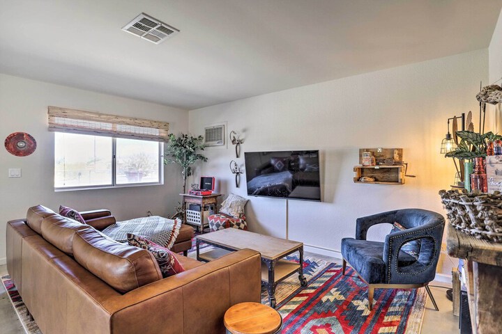 Indie-eclectic Desert Home w / Hot Tub + Patio