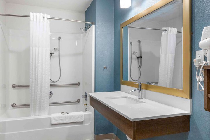 Room 16 of 28