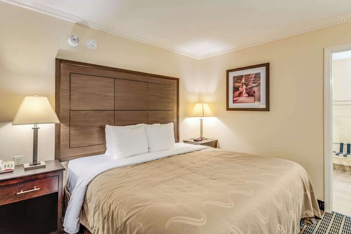 Room 32 of 60
