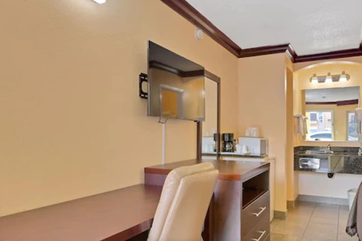 Americas Deluxe Inn