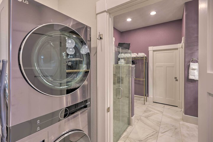 Regal River Retreat in the Heart of Yankton!