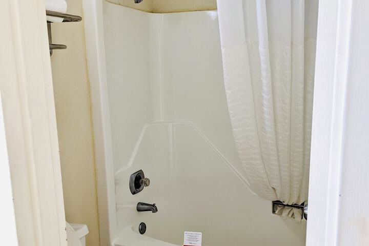Travelers Inn & Suites Forest City
