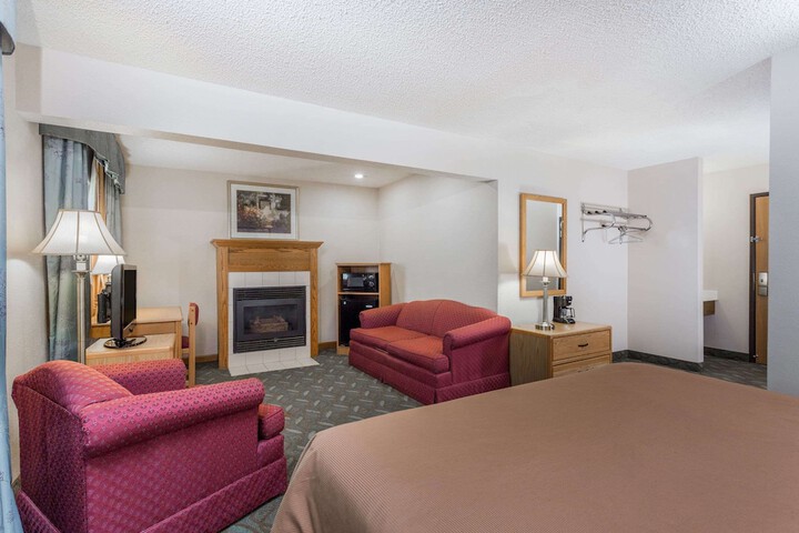 Super 8 by Wyndham Monroe WI