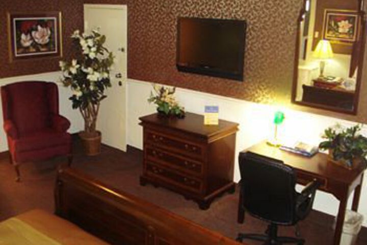 Rodeway Inn & Suites