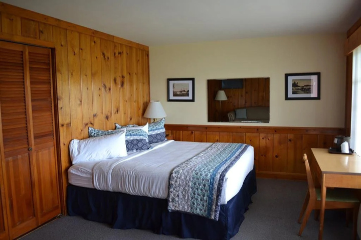 Buzzs Lakeside Inn