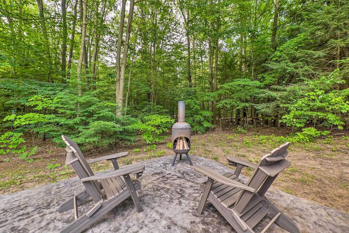 Cozy Whitehall Hideaway w / Hot Tub + Chiminea!