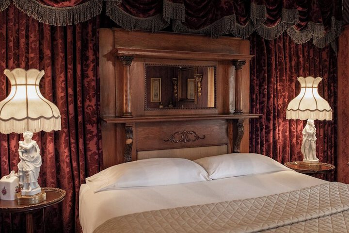 Twin Pine Manor Bed & Breakfast