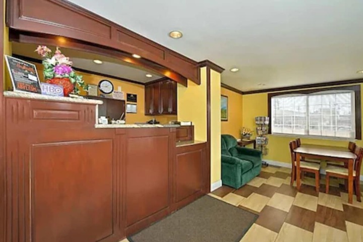 Americas Deluxe Inn