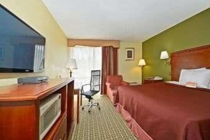 Room 6 of 28