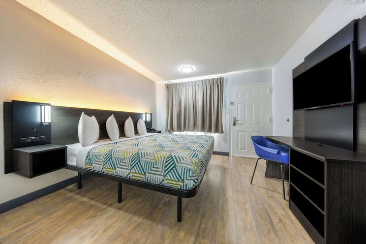 Room 11 of 24