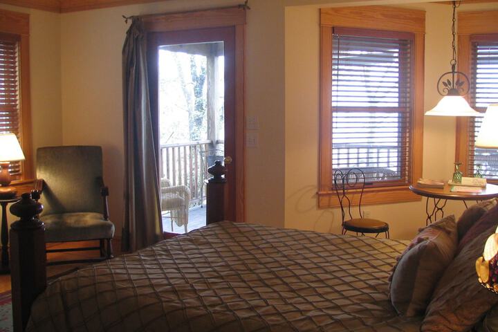 Cypress Moon Inn
