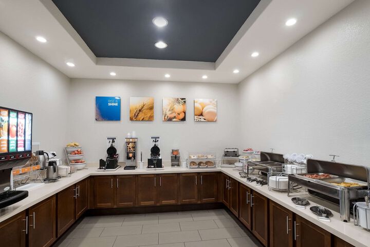 Comfort Inn & Suites Victoria North