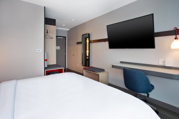 avid hotel Detroit Warren by IHG