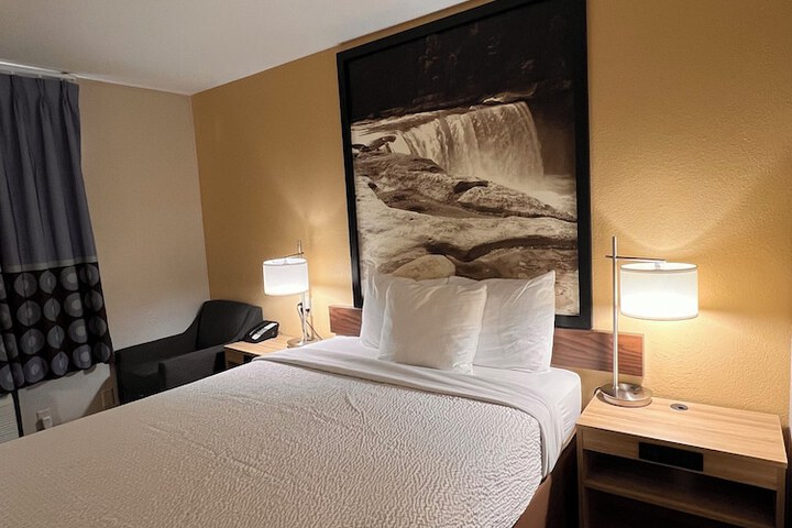 Super 8 by Wyndham Radcliff Ft. Knox Area