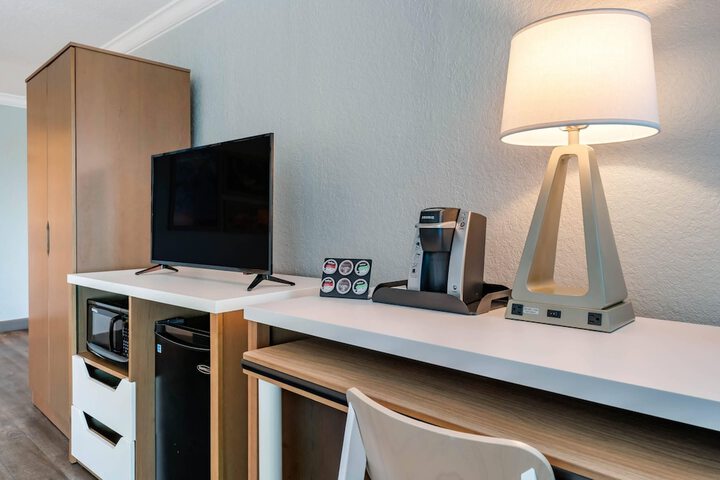 Dolphin Sands Clearwater Beach an Ascend Collection Hotel