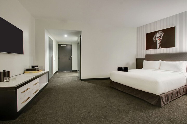 The Rose Chicago Tapestry Collection by Hilton