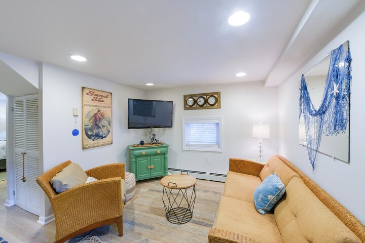 Cozy Ventnor Getaway: Walk to Public Beach!