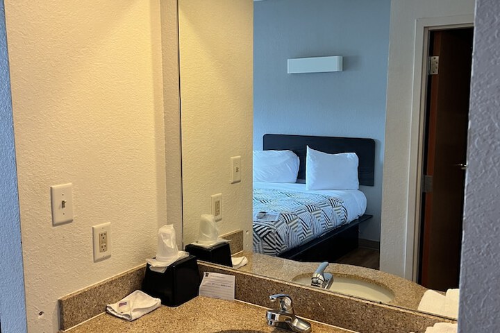 Room 27 of 33