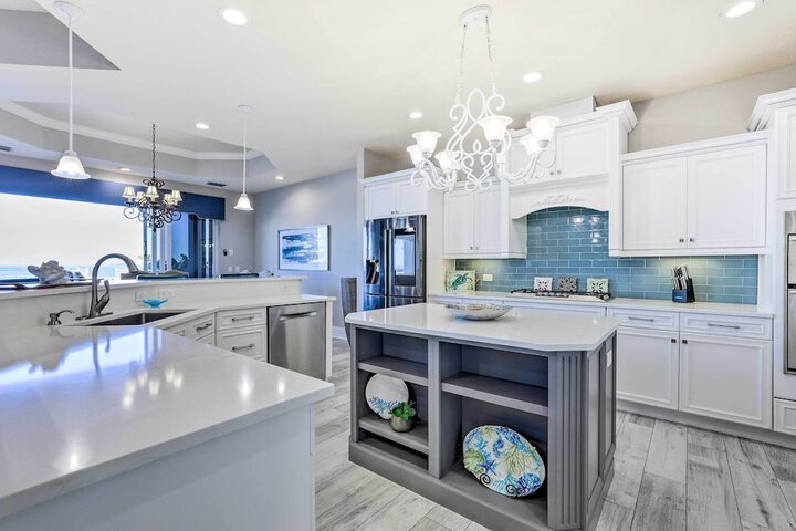 Apollo Beach House w / Private Pool + Hot Tub