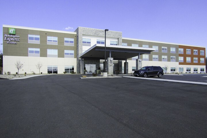 Holiday Inn Express & Suites Coldwater by IHG