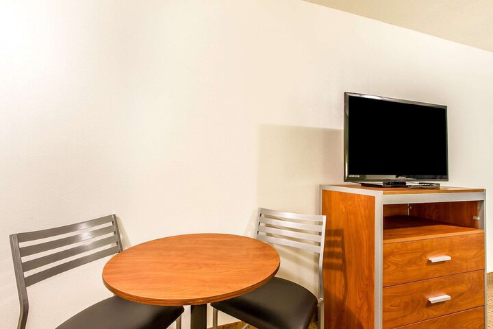 Econo Lodge Inn & Suites Pekin - Peoria Area