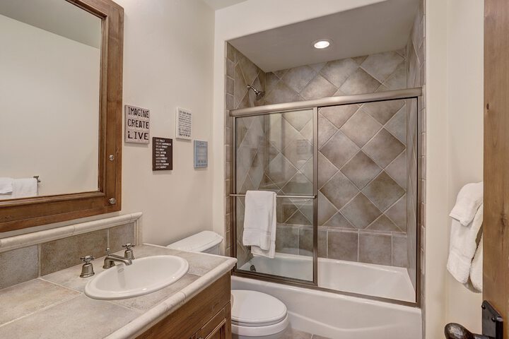 Room 374 of 450