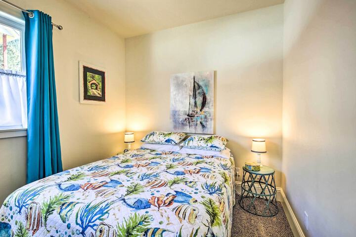 Oceanfront Cottage W / deck & Secluded Beach Access!