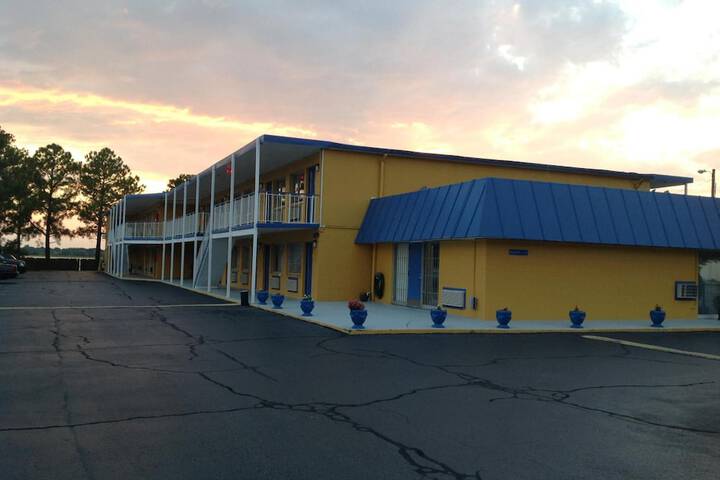 Belmont Inn & Suites