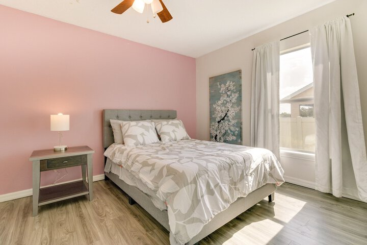 Charming Leesburg Getaway w / Screened Porch!