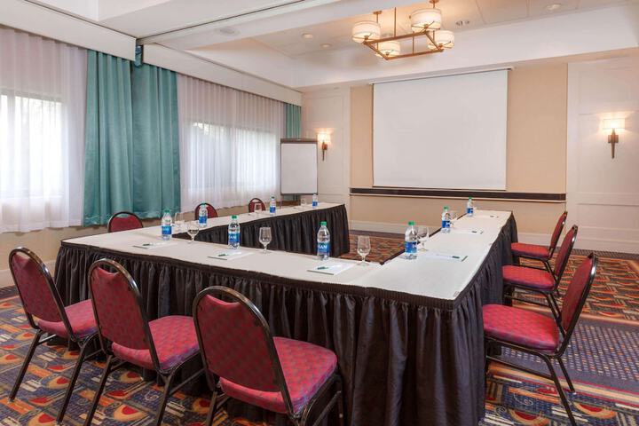 La Quinta Inn & Suites by Wyndham Secaucus Meadowlands
