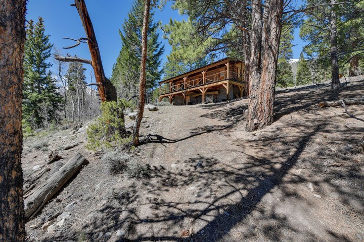 Idyllic Twin Lakes Escape w / Views of the Lakes