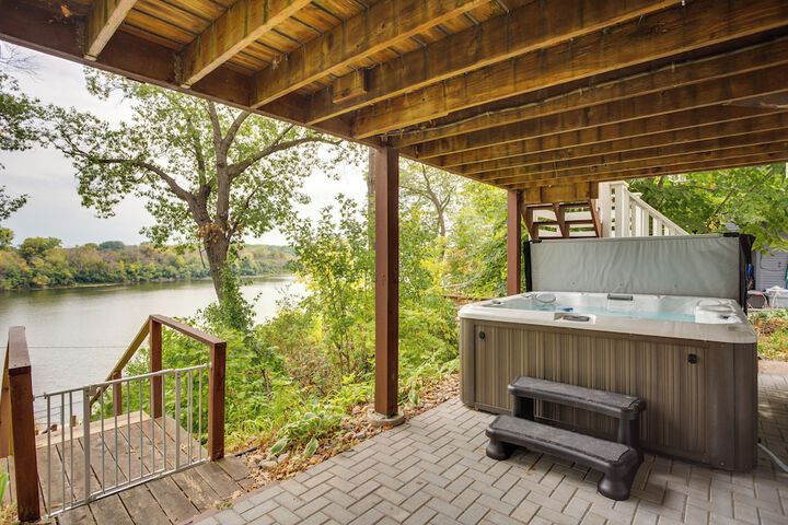 Cozy Plymouth Cottage w / Medicine Lake View!