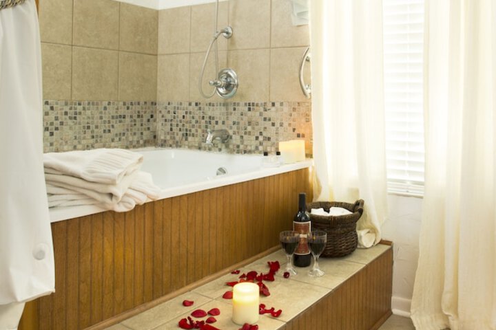 The Lakehouse Bed & Breakfast