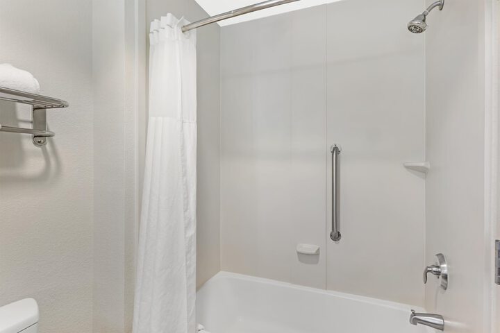 Best Western Plus Chain of Lakes Inn & Suites