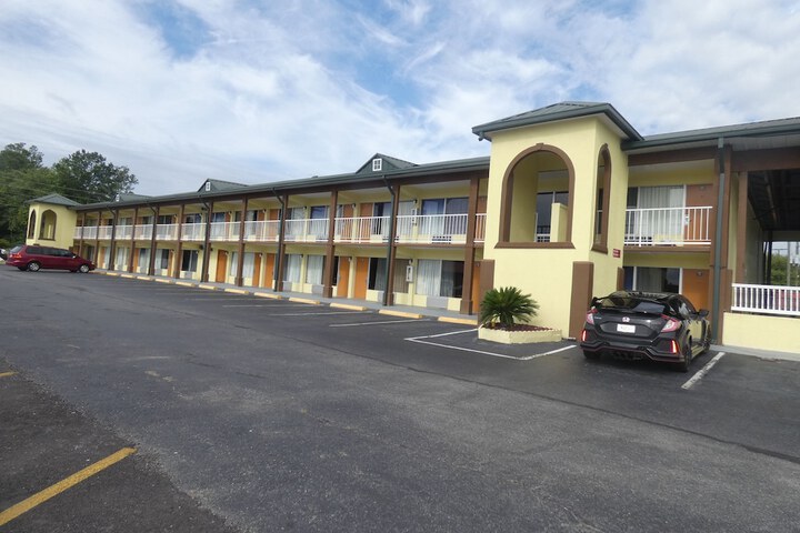Days Inn by Wyndham Waycross