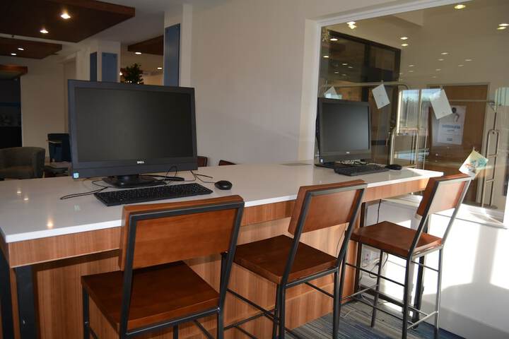 Holiday Inn Express & Suites by IHG