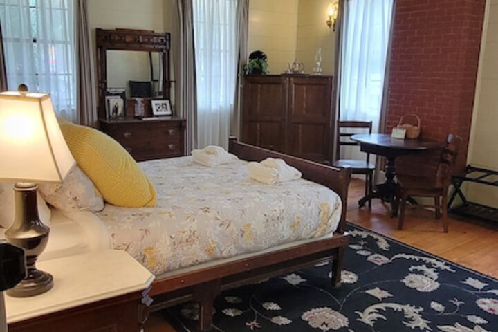 Wolf Creek Inn & Tavern